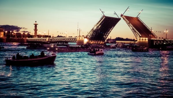 Uno del hada Petersburgo verdadera acción más brillante y misterioso es los puentes sobre el río Neva en el momento de la navegación ...