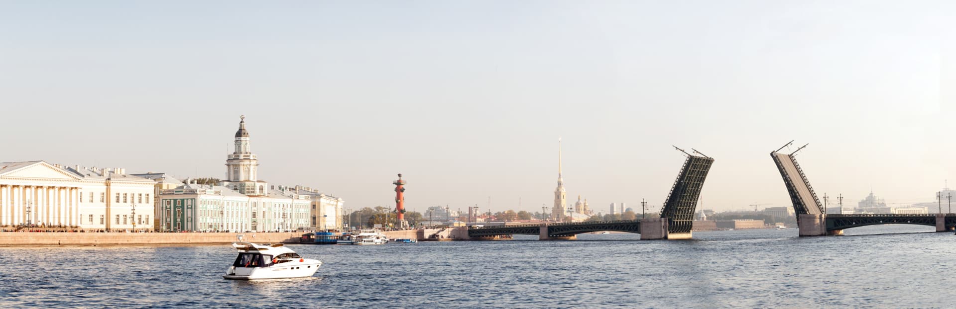 Démarrer la navigation à Saint-Pétersbourg 2022 année