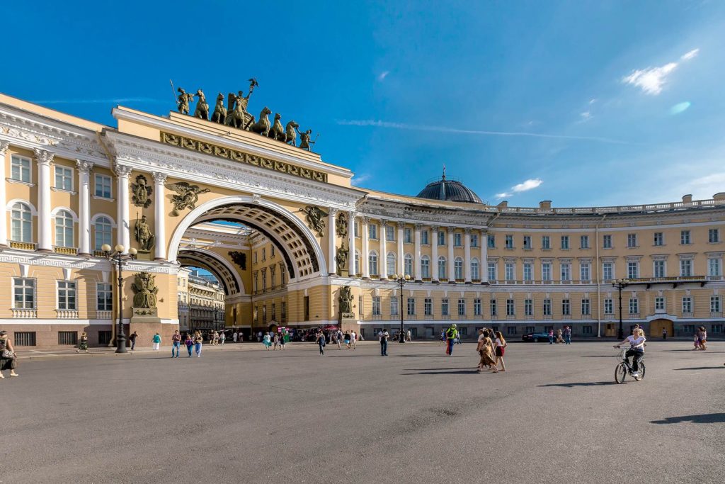 Bei diesem Rundgang machen wir einen faszinierenden Ausflug in die historische Vergangenheit der wichtigsten Ensembles von Plätzen und Böschungen von St. Petersburg und lernen den größten Architekten Karl Ivanovich Rossi kennen.