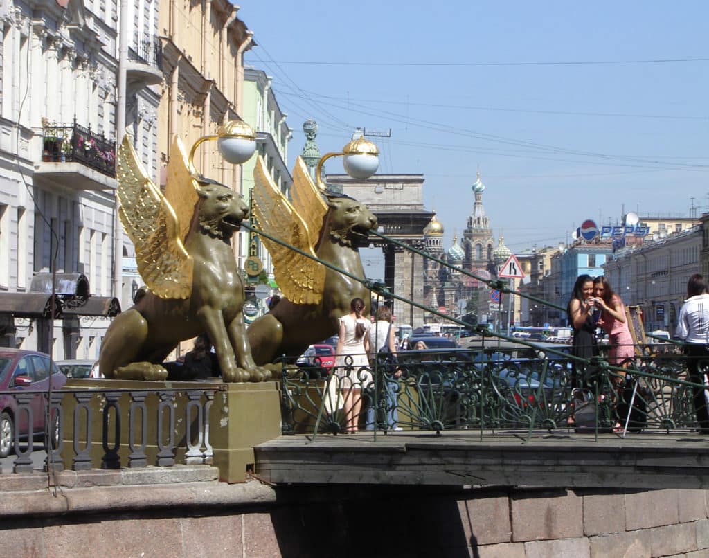 En nuestra ruta son las famosas esculturas de caballos Puente Anichkov, valla de Fontanka, bustos de los arquitectos italianos en el parque en la plaza Manege, grifos y centauros este trimestre, símbolo militar de la victoria sobre Napoleón en el edificio de Mikhailovsky Manege.