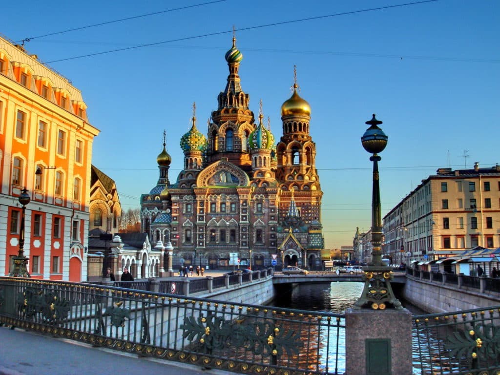 St. Petersburg - city ​​of rivers and canals, bred to 42 islands of the Neva delta. Thanks to this abundance of water flow, Petersburg is often called the Venice of the North. An integral part of the architectural image of the city on the Neva, its attractiveness and its unusual steel crossing, binders city of the island into a single communications network.